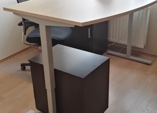 Magasságállítható elektronikával szerelt íróasztalok